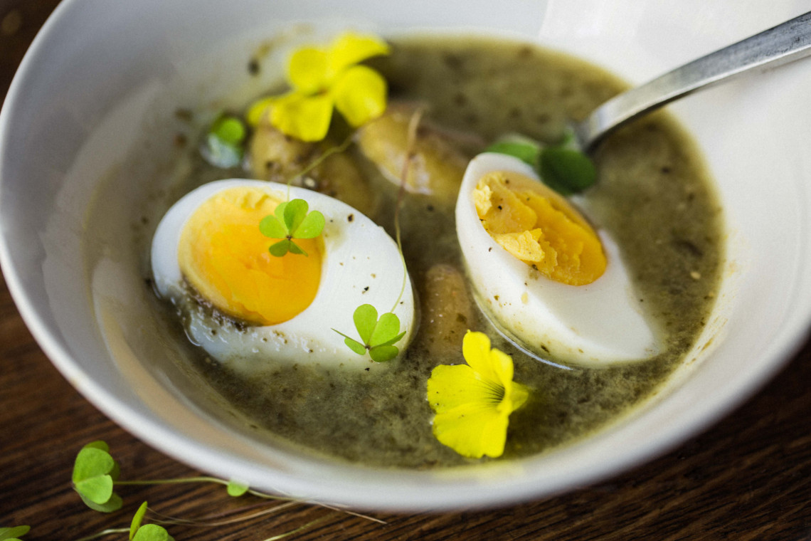 Щавелевый суп рецепт без яйца. Щавелевый суп с яйцом. Суп из щавеля с яйцом. Щи зеленые с яйцом. Суп из вареных яиц.