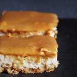 Kokosowy tofurnik ze słonym karmelem. Wegański i bezglutenowy