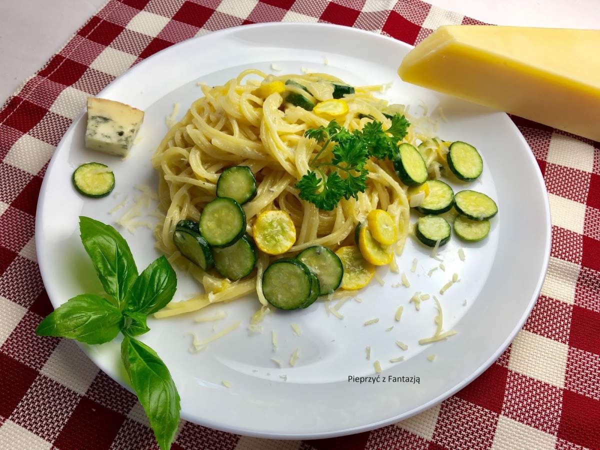 MAKARON Z CUKINIĄ I GORGONZOLĄ