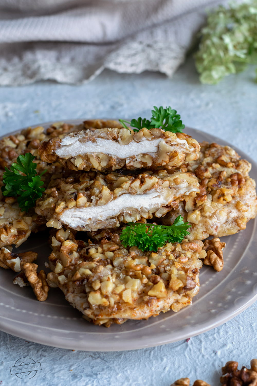 блюда с грецкими орехами. блюда из грецкого ореха. рыба в ореховой панировке. салат с грецкими орехами и курицей. куриное филе орехи.