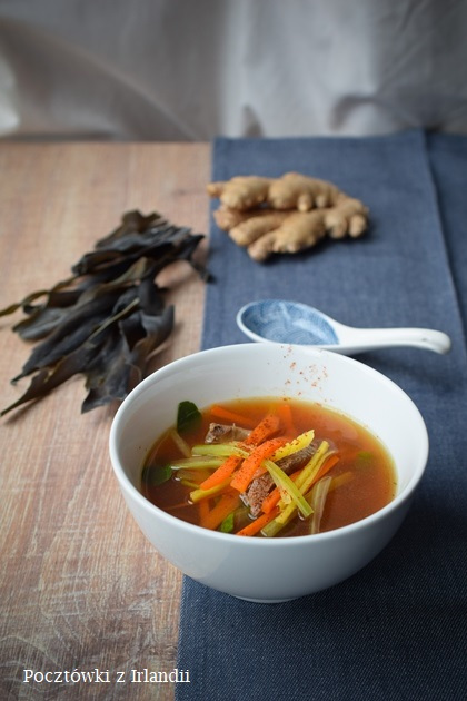 Japońska zupa z wołowiną i warzywami julienne