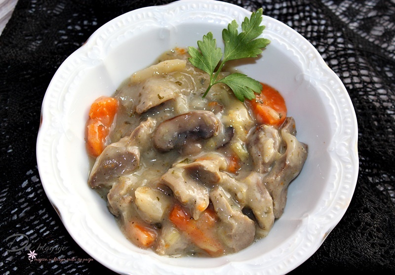 Gulasz Z żołądków Drobiowych Z Pieczarkami