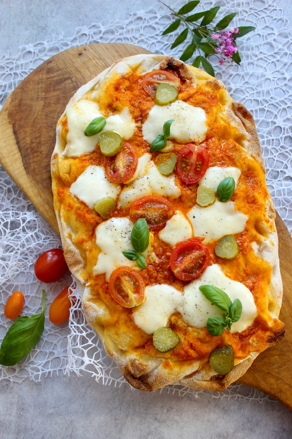 Szybka pinsa z mozzarellą i sosem paprykowym Kulinarny Świat