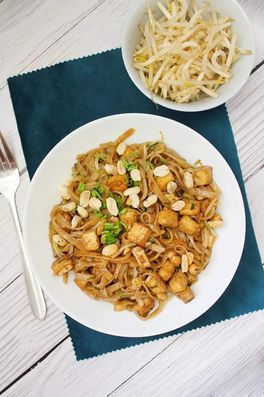 Wegański pad thai z tofu! Danie z makaronem ryżowym z orzeszkami ziemnymi Kulinarny Świat