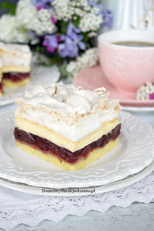 wiśniowa rozkosz – pyszne ciasto z galaretką i bezą