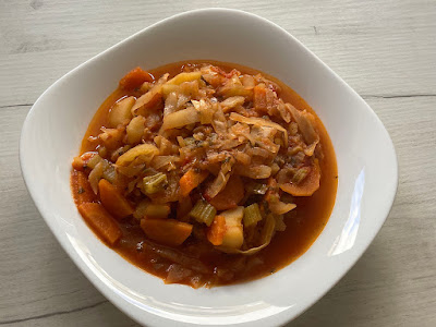 Zupa z kapusty z pomidorami – dieta bez mięsa