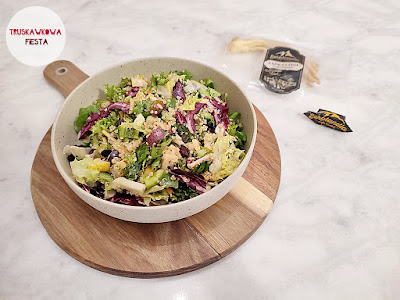 Sałatka z korbaczem wędzonym, gruszką, śliwką, papryką, miksem sałat, nasionami i komosą ryżową