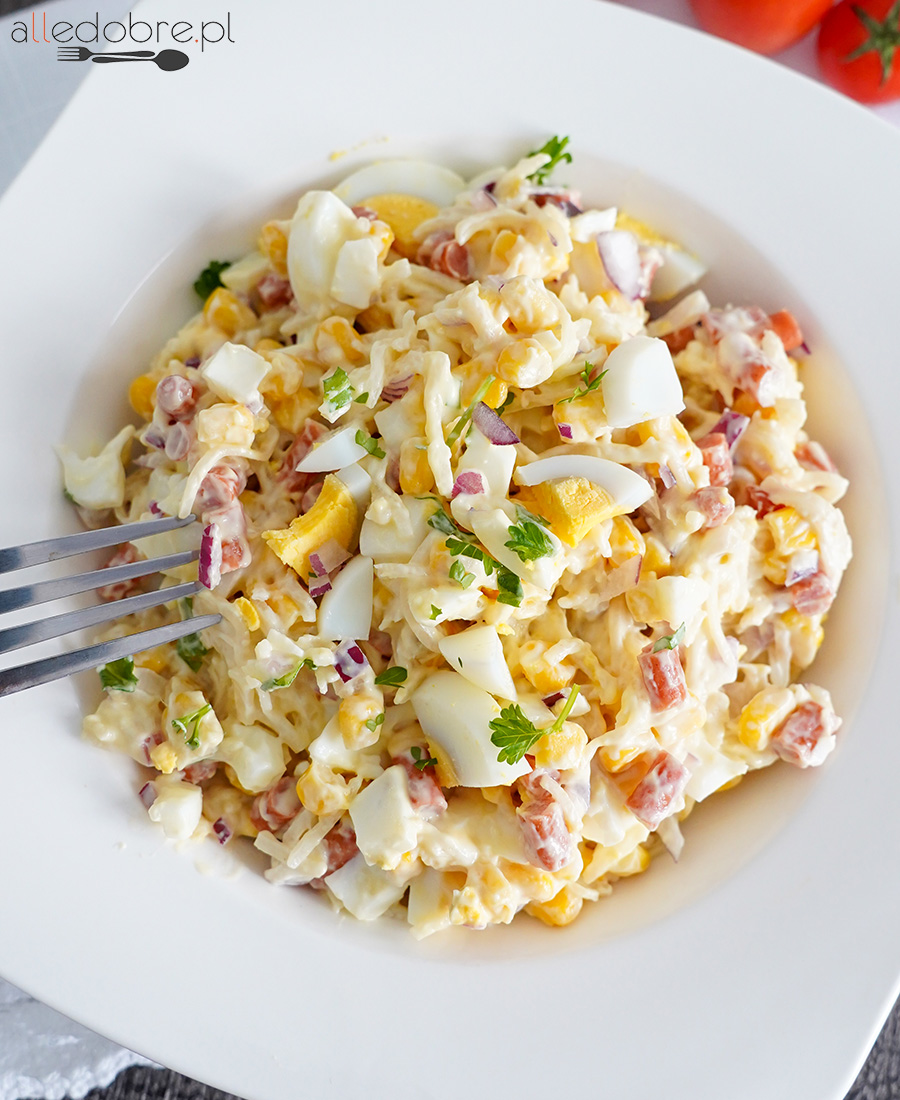 Sałatka z jajkiem i kabanosem