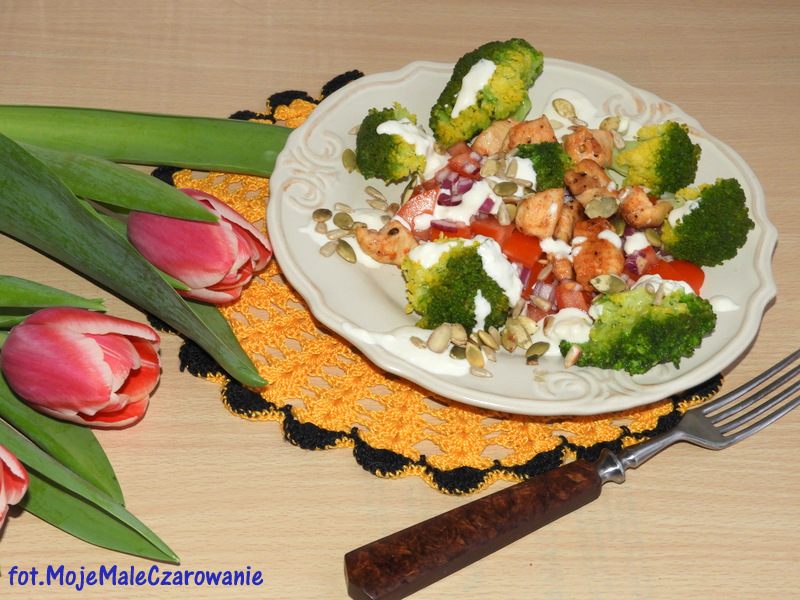 Sałatka brokułowa z kurczakiem