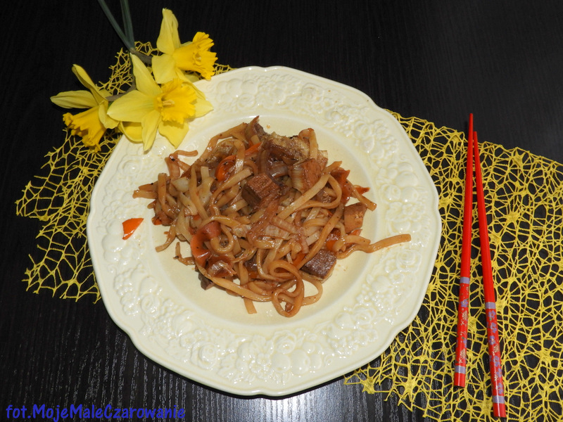 Tofu z makaronem i kapustą pekińską