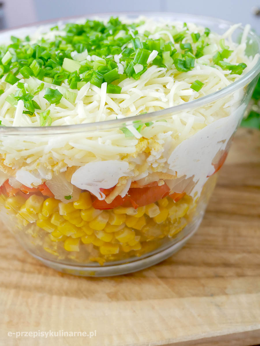 Warstwowa sałatka z kurczakiem i ananasem