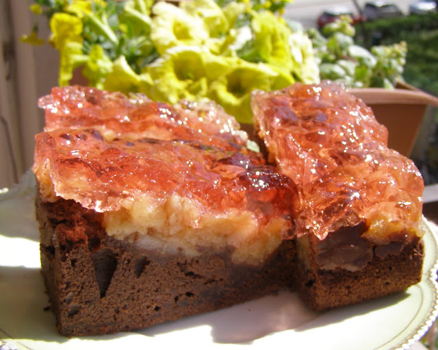 ciasto kakaowe z jabłkiem, galaretką…