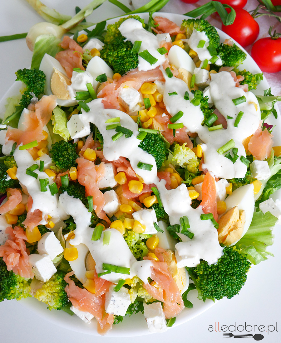 Sałatka z wędzonym łososiem i brokułem