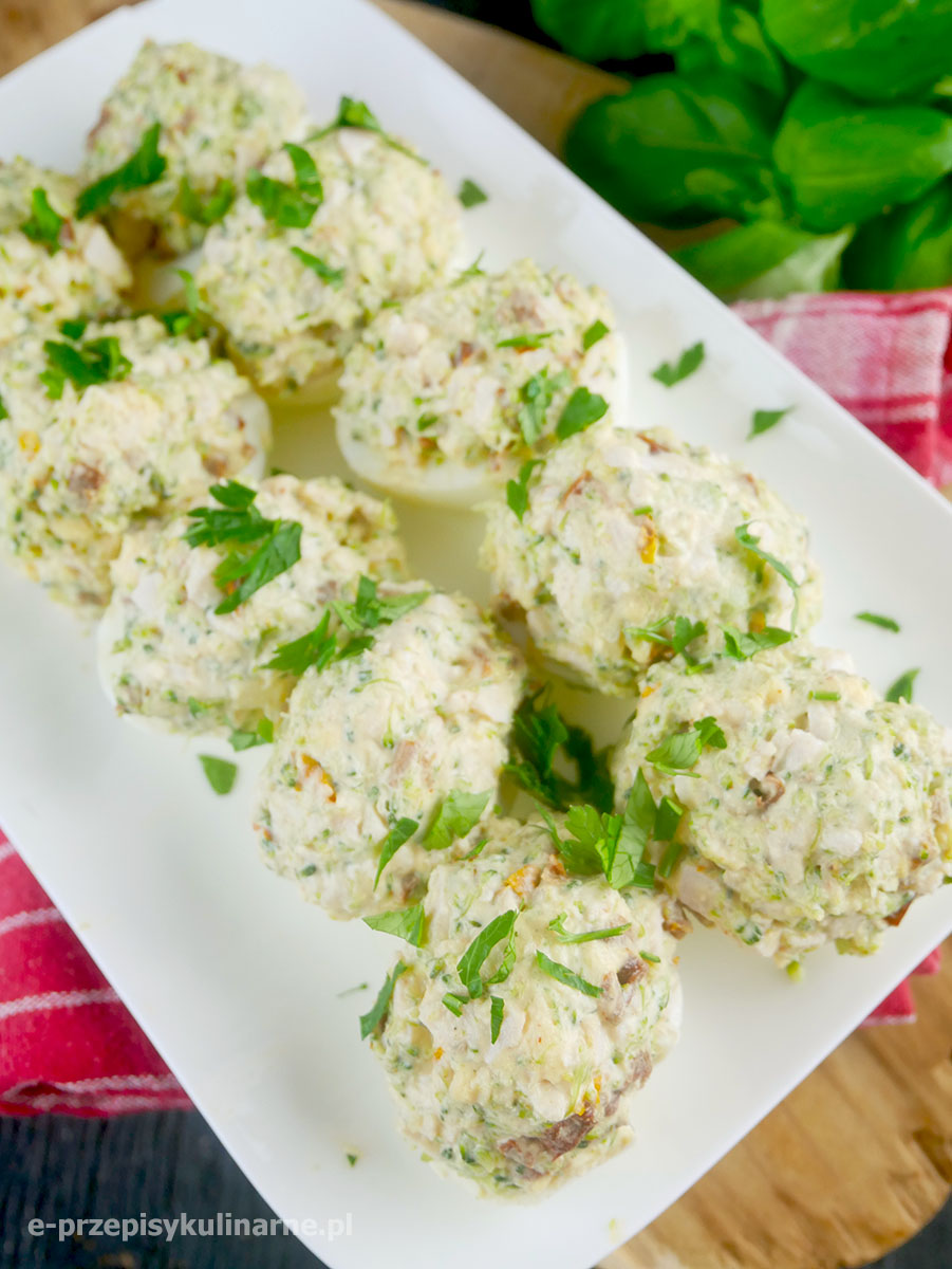 Jajka faszerowane brokułem i szynką – pyszna i efektowna przekąska