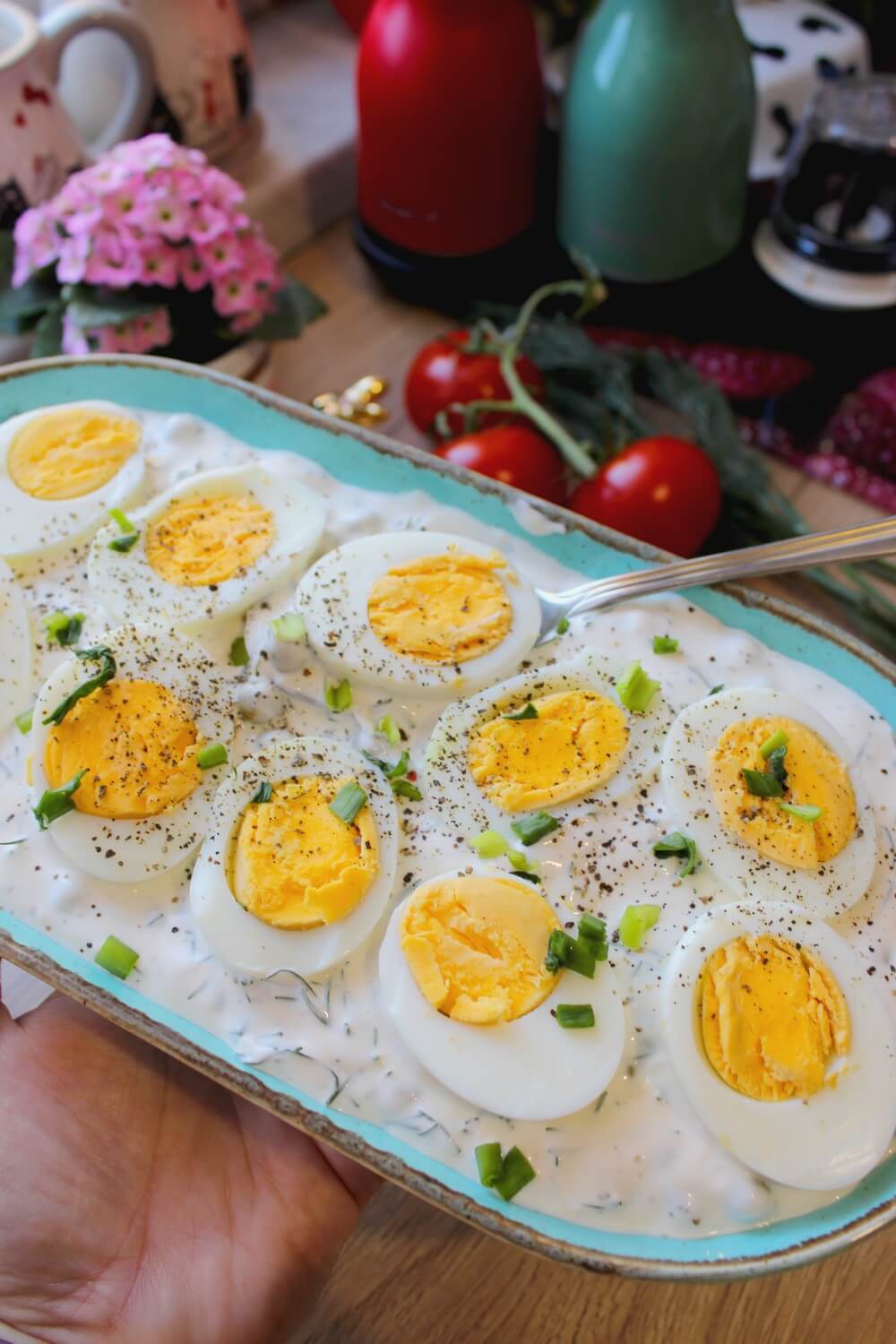 Jajka w lekkim sosie z groszkiem i koperkiem