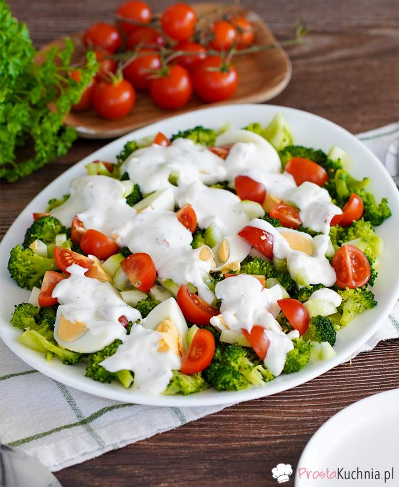 Sałatka z jajkiem i brokułem