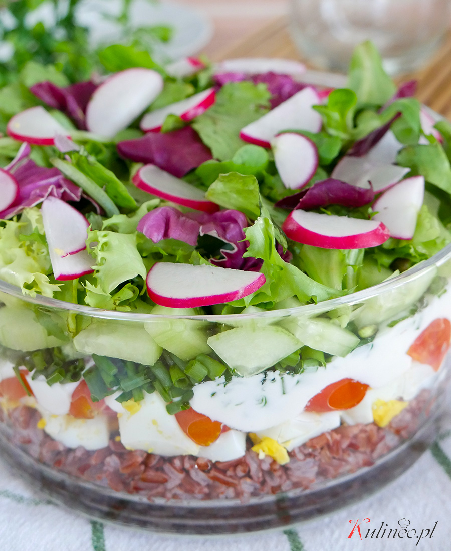 Warstwowa sałatka z jajkiem i mixem sałat
