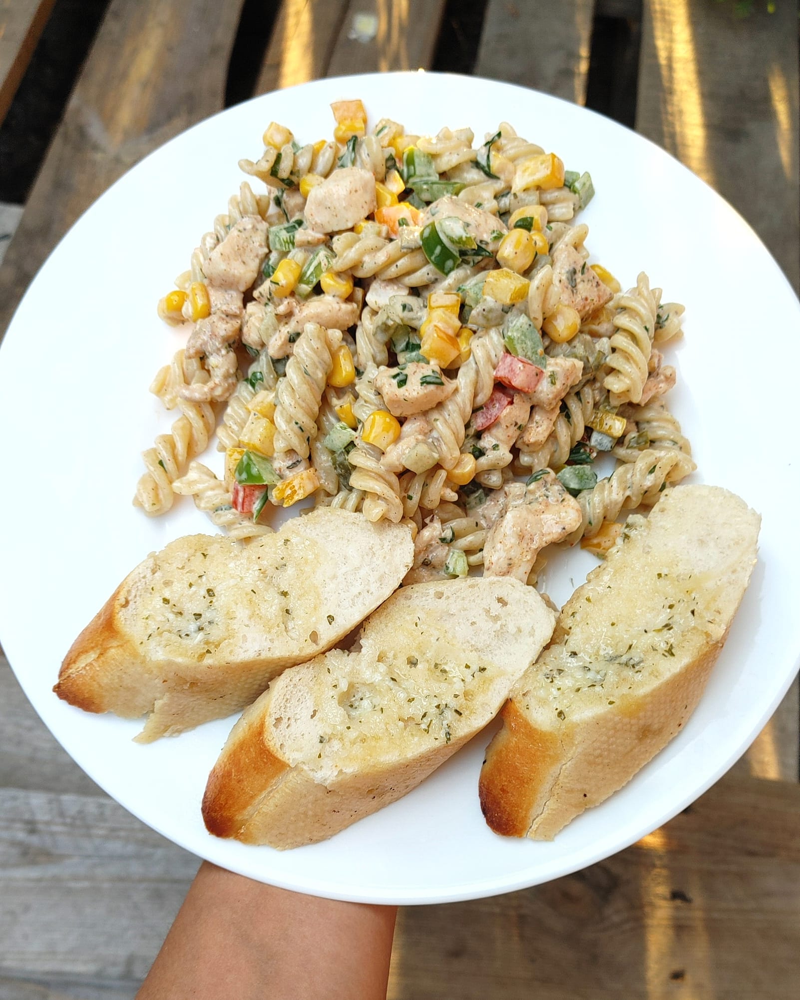 Pyszna sałatka makaronowa z kurczakiem