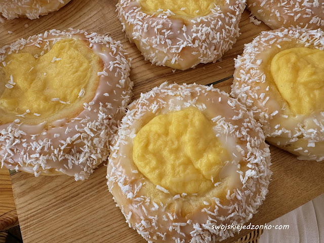 Mięciutkie bułeczki z budyniem i kokosem