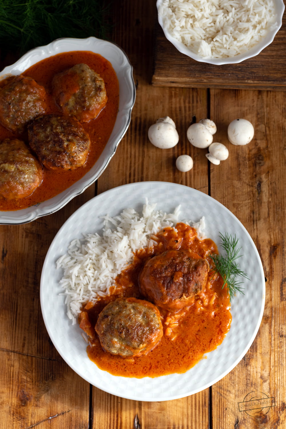 Kotlety mielone z pieczarkami w pomidorowym sosie