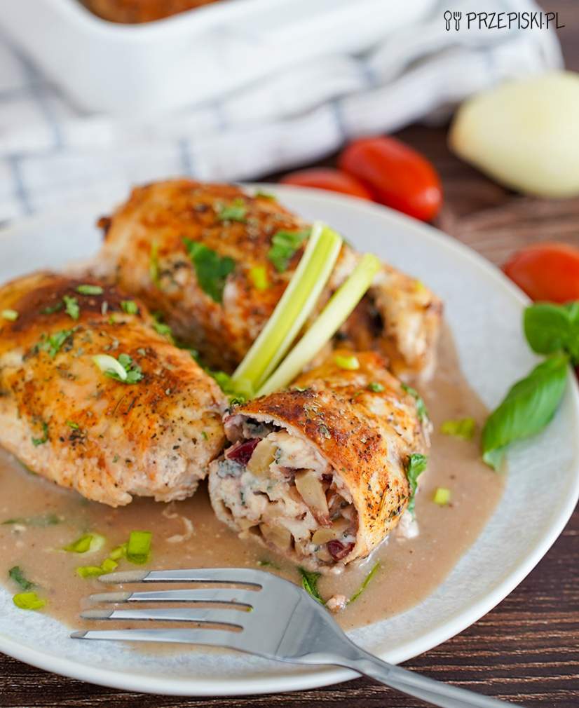 Roladki z kurczaka z serem pleśniowym i orzechami