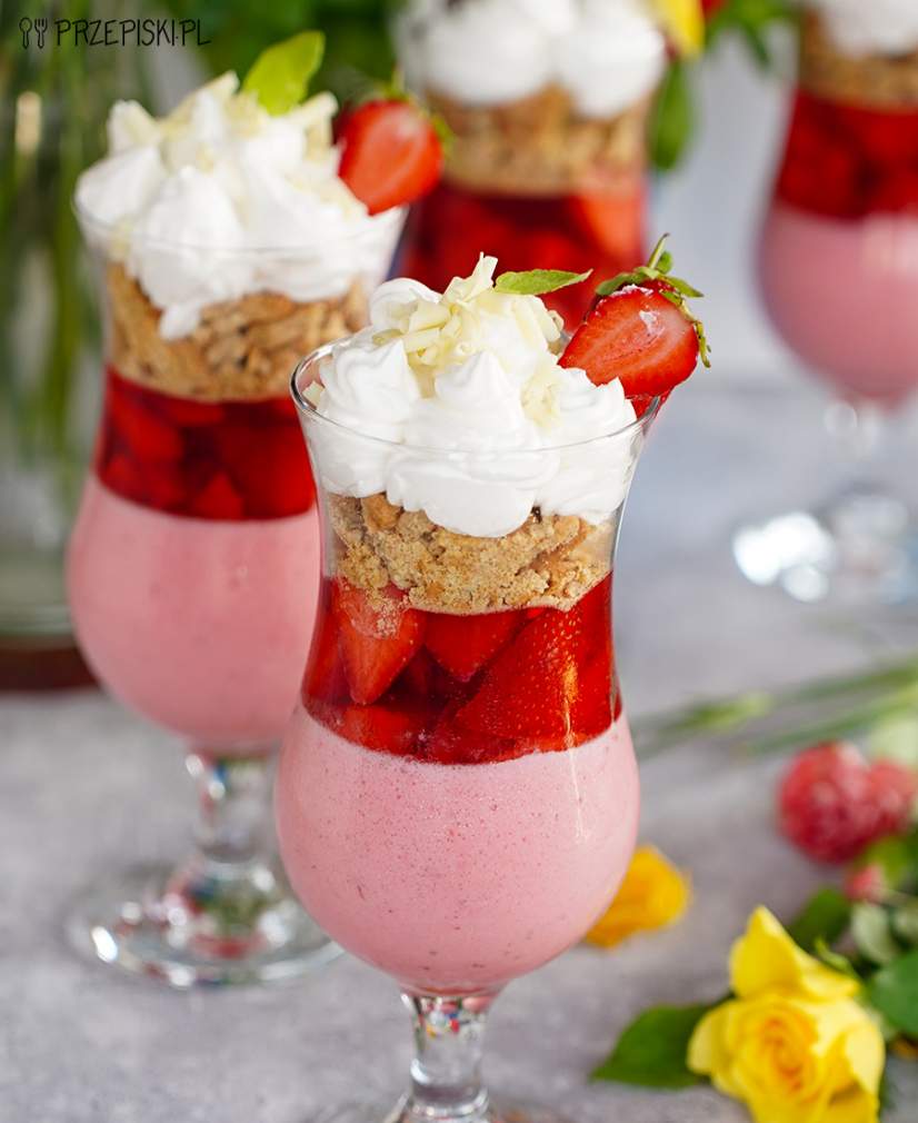 Deserki z truskawkami i bitą śmietaną