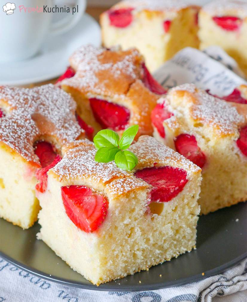 Proste ciasto z truskawkami