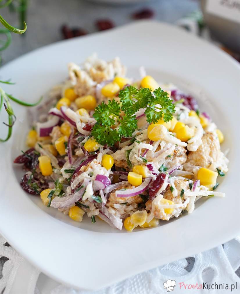 Sałatka z selerem konserwowym i kurczakiem