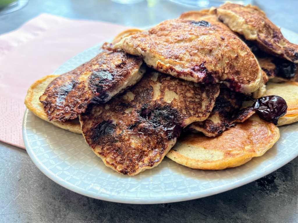 Placuszki z serka wiejskiego i babki jajowatej