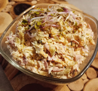 Pasta jajeczna z salami i ogórka konserwowego