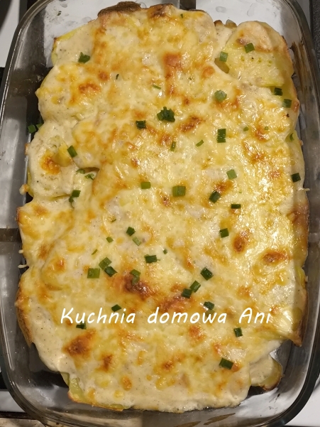 Ziemniaczane talarki zapiekane w serowym sosie