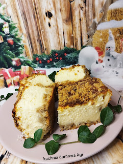 Przepyszny sernik z dużą ilością mleka w proszku na cieście sypanym piernikowym