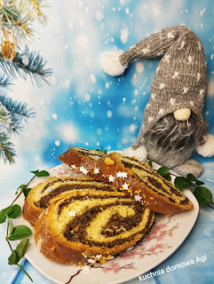 Makowiec drożdżowy na śmietanie z gotową masą z woreczka