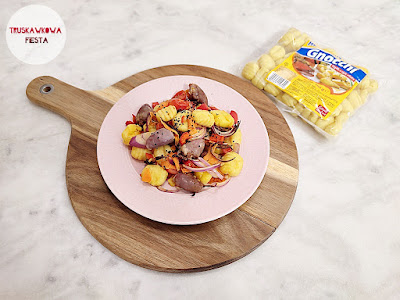 Serca drobiowe z papryką czerwoną, marchewką, pomidorkami, czerwoną cebulą i gnocchi smażone w air fray'erze