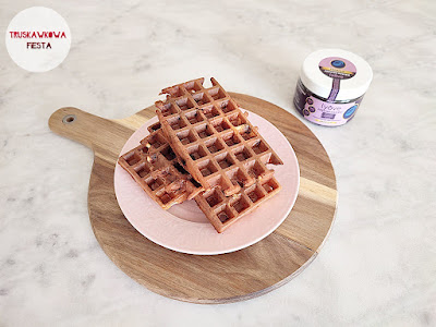 Gofry migdałowe z twarogiem i liofilizowanymi borówkami