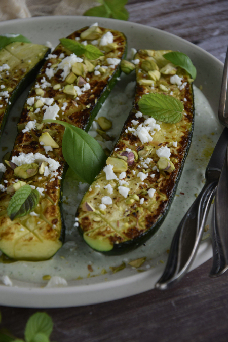 Opiekana cukinia na kremowym sosie z fety