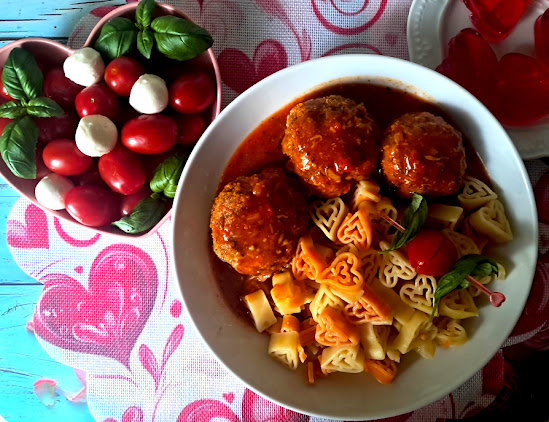 Mięsne kulki z mozzarellą w sosie pomidorowym