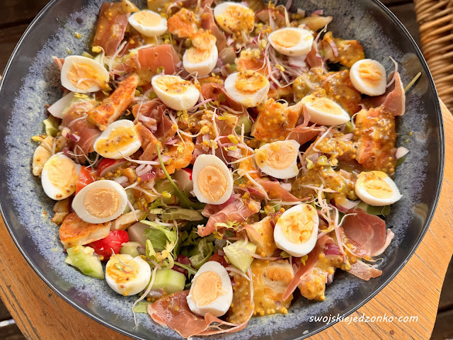 Sałatka z serem halloumi i jajeczkami przepiórczymi