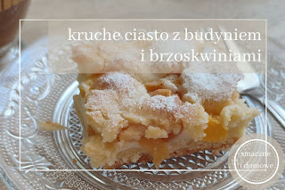 Kruche ciasto z budyniem i brzoskwiniami – słoneczny deser na każdą okazję