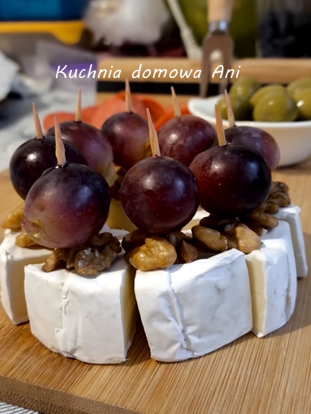Koreczki z serem camembert