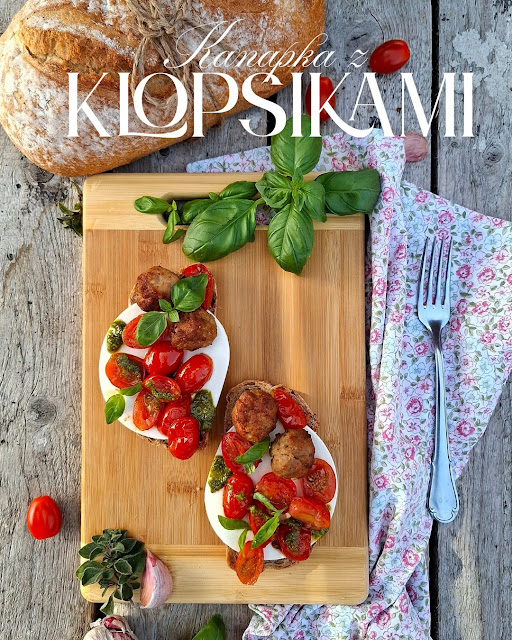 Kanapka z klopsikami z  pomidorem zapiekanym na oliwie z oregano i czosnkiem.💓🍅