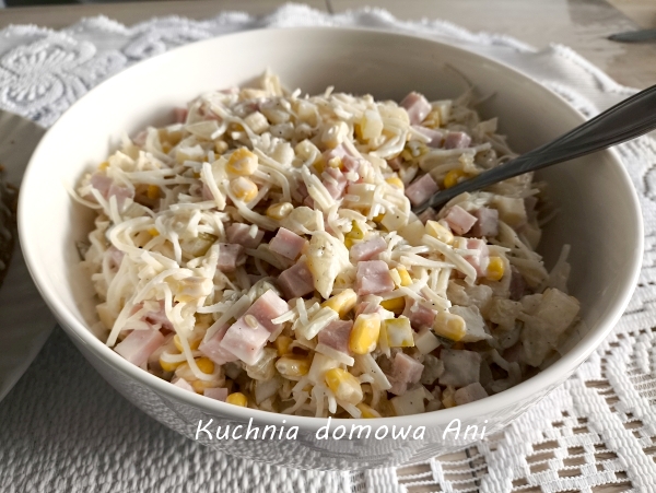 Sałatka z selerem konserwowym, szynką i ananasem