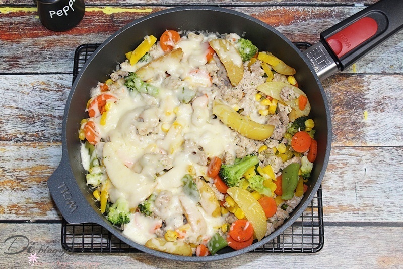 Warzywa na patelnię z mięsem mielonym i żółtym serem – szybki obiad do 30 minut