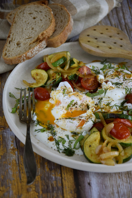 Jaja po turecku z warzywami