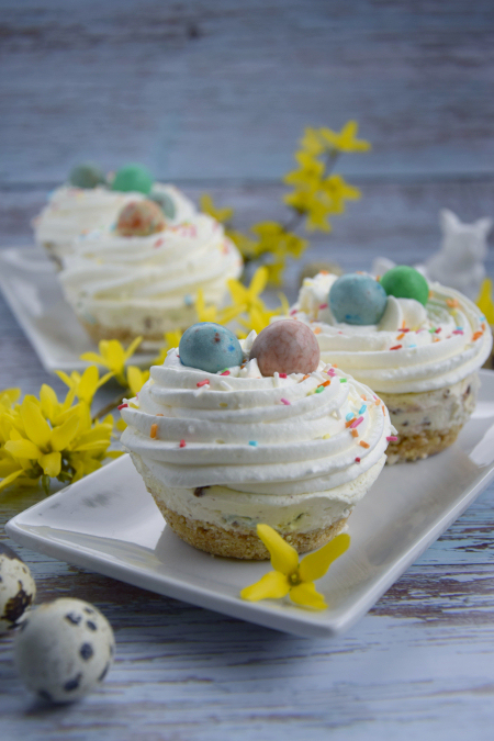 Mini serniczki na zimno z czekoladowymi jajeczkami