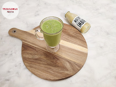 Zielony koktajl z kefirem, jarmużem, szpinakiem, selerem naciowym i sokiem z imbiru