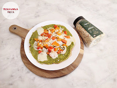 Pizza na spodzie z brokułu z mozzarellą light, papryką czerwoną, pieczarkami, cebulą białą i mieszanką warzyw i ziół liofilizowanych