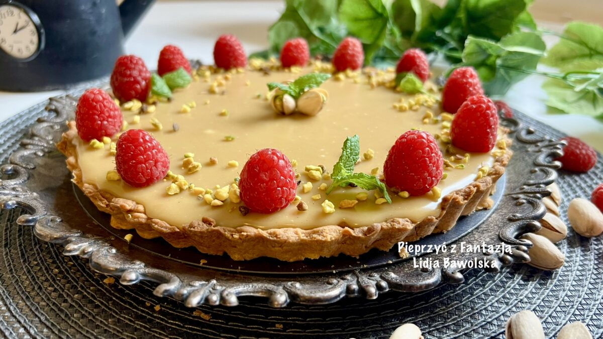 Tarta pistacjowa z malinami i białą czekoladą