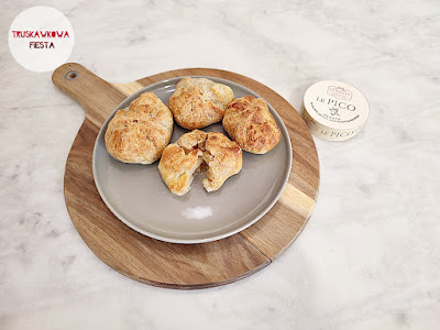 Sakiewki z ciasta na pizzę z serem kozim Le Pico, papryką zieloną, pomidorkami, gruszką, śliwką i orzechami laskowymi smażone w air fray'erze