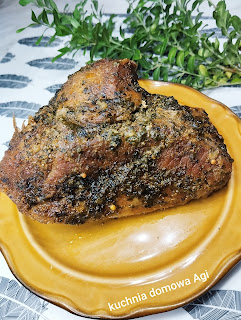 Szynka wieprzowa pieczona w naczyniu żaroodpornym
